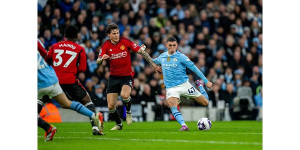 Manchester City completa doble play, Manchester United está en problemas